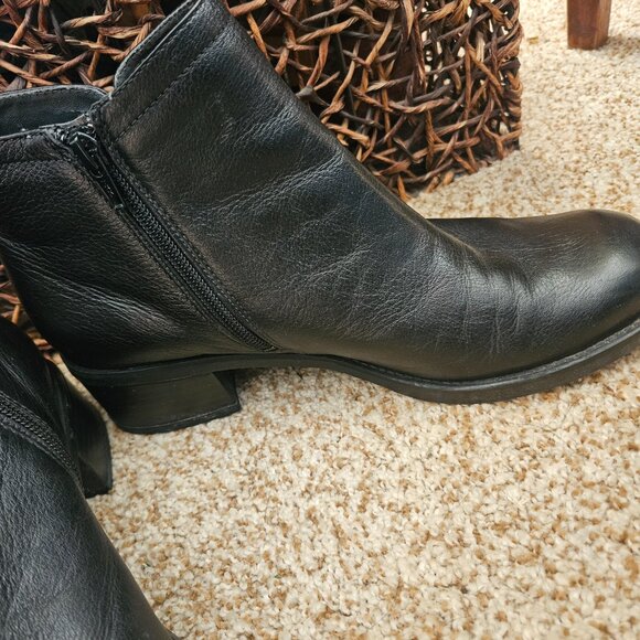Rockport Black Leather Ankle Booties | Size 9 | 2" Heel, Side Zip - Picture 3 of 8